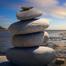 Piedras apiladas en equilibrio representando bienestar y armonía