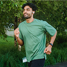 Hombre haciendo ejercicios de respiración y estiramiento al aire libre
