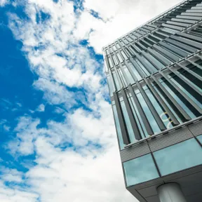 Edificio-y-cielo-plano-contrapicado