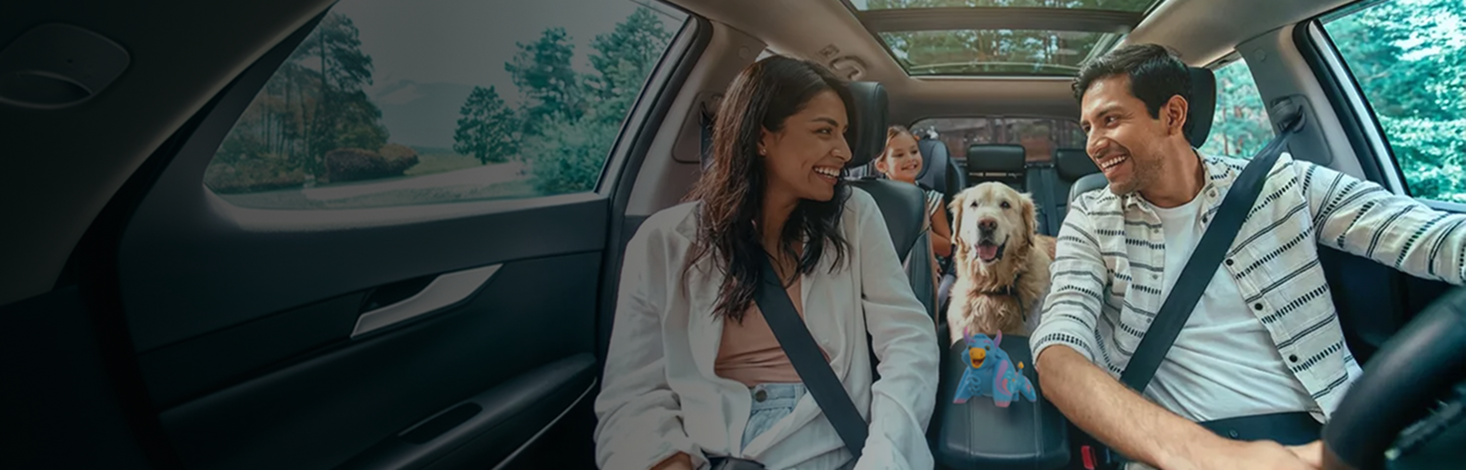 Familia sonriendo y paseando en auto, simbolizando la tranquilidad de tener un seguro vehicular